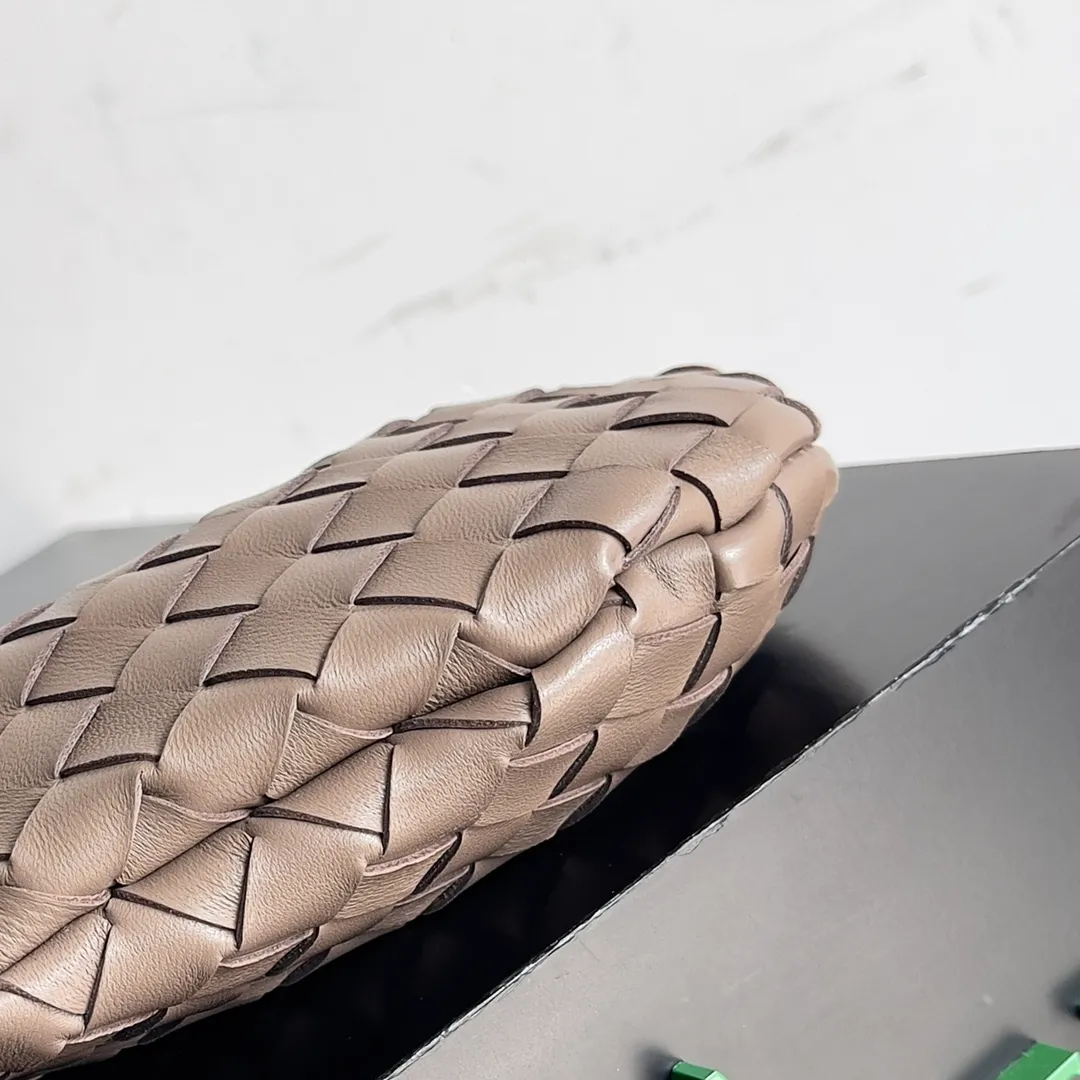 Batch of 1260 BV Mini Sardine is coming‼ ️Super high-end, stainless steel hardware + 24k real gold plating process, fish scales (concave and convex positions) are the finishing touch, the sardine bag that can be carried cross-body is completely beautiful to the heart. The metal element handle and the weaving are perfectly combined to completely integrate the artistic sense and elegance and fashion. It is really like a work of art🏺The large size is elegant, the small size is exquisite and cute, a must-have item for fashionistas, and the details are perfectly reproduced. Style number: 744267 Size 20*12*2.5